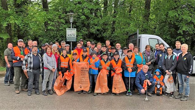 Mehr als 70 Freiwillige räumten am Wochenende den Dreck ihrer Mitmenschen aus der Natur. | Foto: Günter Haller