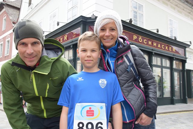 Paul Dürauer mit Papa Wolfgang und Mama Daniela.