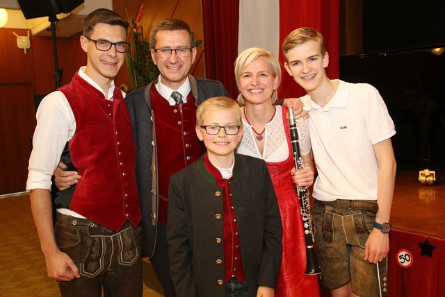 Markus Achleitner im Kreise seiner Familie: Sohn Martin, Markus Achleitner, Sohn Michael, Gattin Silke und Sohn Matthias. | Foto: Andreas Maringer