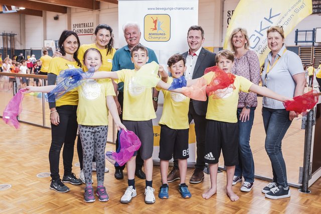 Am Foto (v.l): Projektleitung IMSB Mag.a Barbara Oesen-Blaim, Bakk., Mag. Kathrin Steiner, Bgm.a.D. KR Kurt Staska, GR Gerhard Steuer, Christine Hajek und Elisabeth Grill (beide NÖGKK) sowie Kinder von der VS Pfaffstätten 4b
 | Foto: Bewegungs-Champion. Sebastian Judtmann.