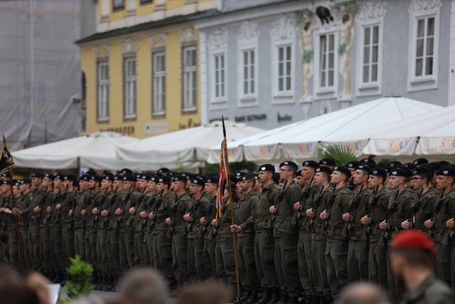 200 Soldatinnen und Soldaten wurden am Freitag auf dem Linzer Hauptplatz feierlich angelobt.