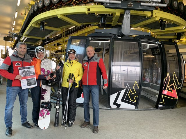 Am 29. April 2019 war es soweit, der Vorstand der Silvrettaseilbahn AG, Günther Zangerl (l.) und Prokurist Paul Konrad, konnte Frau Hengst aus Köln als 2 Mio. Gast im Winter 2018/19 im Skigebiet Ischgl / Samnaun begrüßen. | Foto: TVB Paznaun-Ischgl