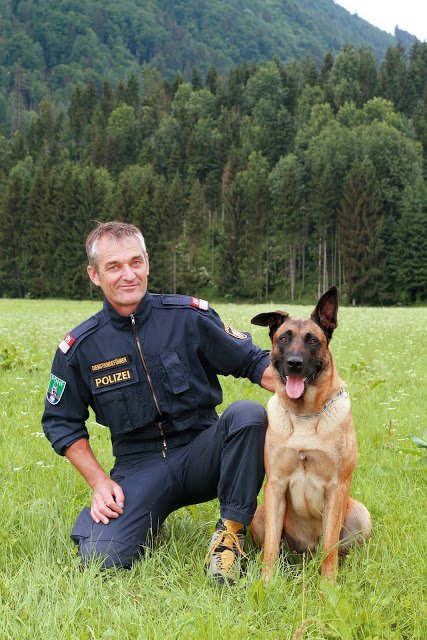 Der Polizist Max Loicht mit seinem Partner Ripon. | Foto: Matthias Leinich