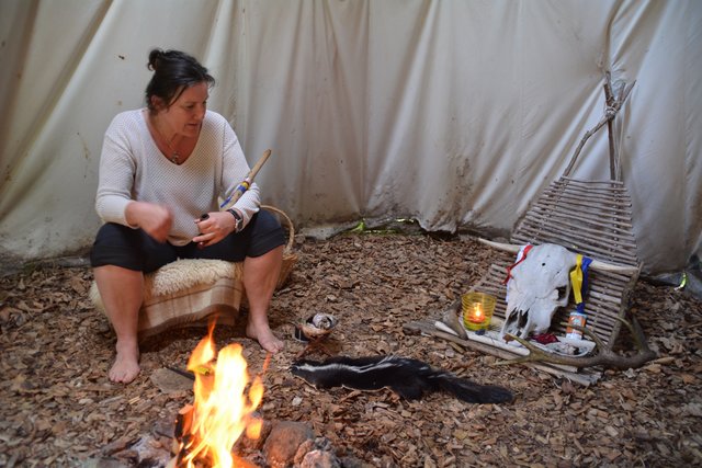 Inge Wurzer tritt in ihrem Tipi in Kontakt zu den Ahnen. | Foto: Roland Mayr