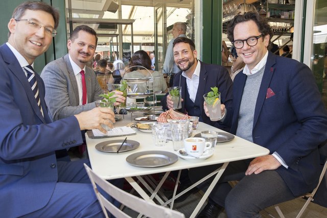 Die Bezirkschefs beim Anstoßen auf den Namenstag: Markus Figl (Innere Stadt), Marcus Franz (Favoriten), Markus Rumelhart (Mariahilf) und Markus Reiter (Neubau, v.l.).  | Foto: BV6