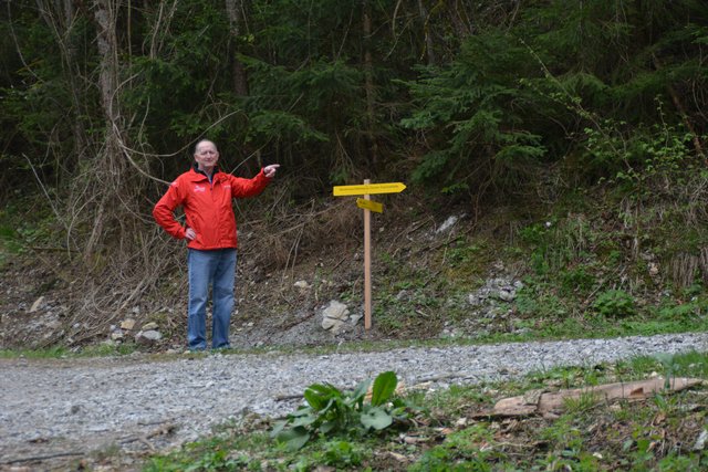 "Hier geht's lang": Nach dem Start bei der Schindlhütte geht's über die asphaltierte Kerschbaumstraße bis zur Abzweigung Forststraße Kaltenberg und weiter zur Ötscher-Tropfsteinhöhle.