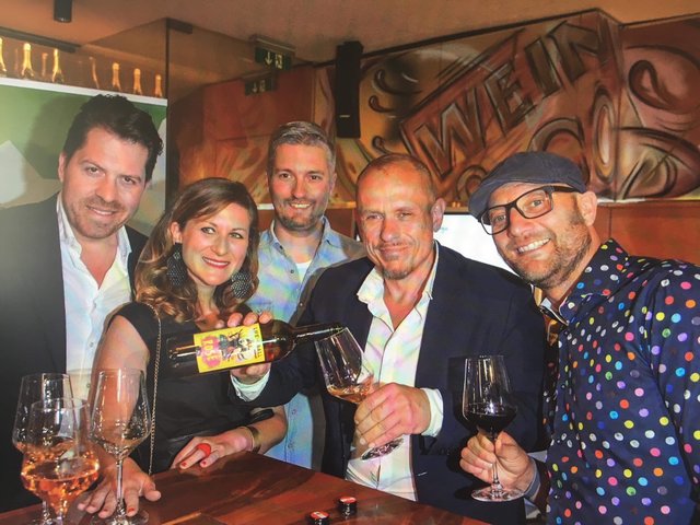 Die Winzer Pia Strehn und Horst Gager mit Gery Keszler und Daniel Serafin  | Foto: Andreas Tischler