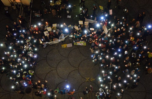 Am Hartberger Kirchplatz wurde ein Lichtermeer für das Klima entfacht.