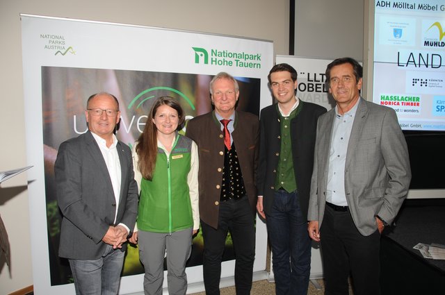 Peter Rupitsch (Nationalparkdirektor), Magdalena Karan (Leiterin Besucherzentrum Mallnitz), BR Günther Novak (Bürgermeister Gemeinde Mallnitz), Luca Burgstallter (Abgeordneter zum Kärntner Landtag) und Peter Lindner (Geschäftsführer Mölltal Möbel GmbH)