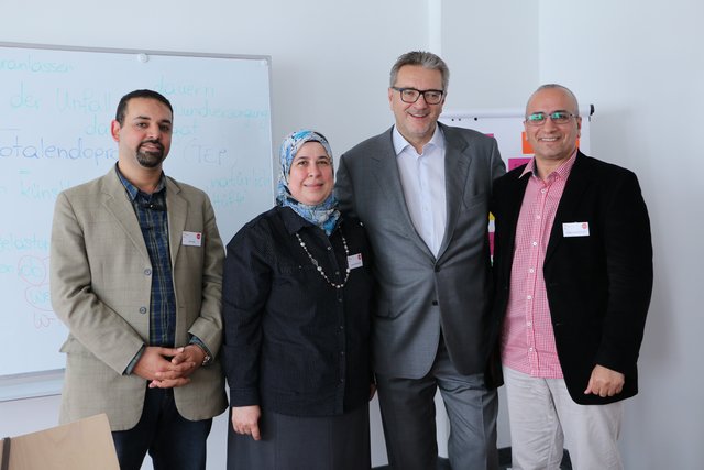 Kardiologe Ahmed und Gynäkologin Samar Tahhan, gemeinsam mit Peter Hacker und Ayad Hamdouni. | Foto: SW/Romesh Phoenix