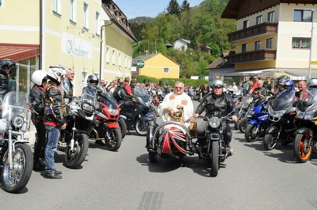 Die Segnung der Motorradweihe nahm Pfarrer Herbert Prochazka in einem Beiwagen vor.