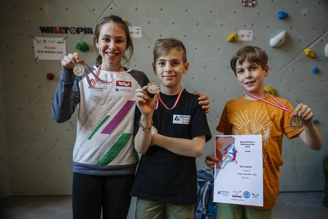 Neue Speed-Landesmeisterin Annika Stöckl (U16), Bruder Laurenz (U12) mit zwei Silbermedaillen und Nico Nahlik (auch U12) mit seiner Bronzenen im Salzburg Cup (v.l.). | Foto: heikomandl.at