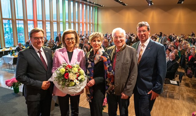 Nach mehr als 20 Jahren als Obmann übergab Helmut Kritzinger heute die Führung des Tiroler Seniorenbundes an Landesrätin Patrizia Zoller-Frischauf. (v.l.n.r.: LH Günther Platter, LRin SB-Landesobfrau Patrizia Zoller-Frischauf, SB-Bundesobfrau Ingrid Korosec, SB-Ehrenobmann Helmut Kritzinger, SB-Landesgeschäftsführer VP-KO Jakob Wolf)
