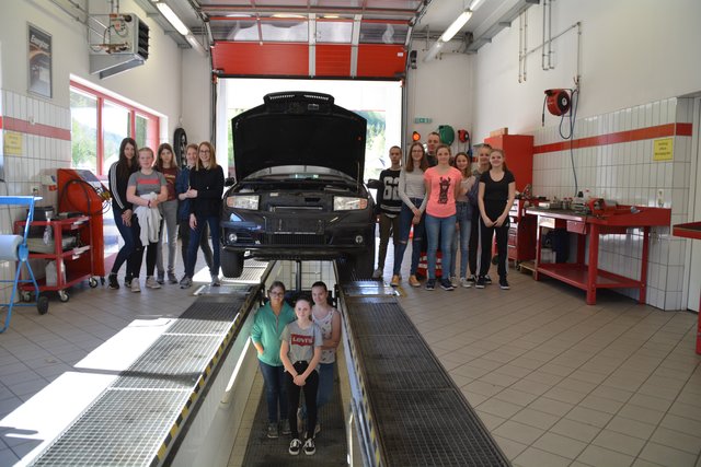 Girl's Day im ARBÖ-Prüfzentrum in Gaming: Die Mittelschülerinnen erhielten spannende Einblicke in technische Berufe.