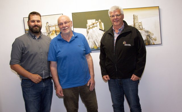 Ausstellungseröffnung auf Schloss Landeck: Künstler Alwin Chemelli mit Stadtrat Johannes Schönherr (li.) und Christian Rudig, Obmann des Bezirksmuseumsvereins.