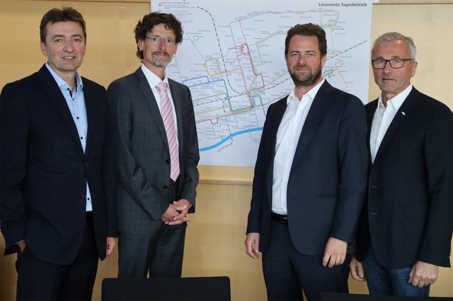 v.l.n.r.: Herbert Kierner (Geschäftsführer Wels Linien GmbH), Uwe Baco (Eucusa Consulting GmbH), Florian Niedersüß (Vorstandssprecher eww ag), Wolfgang Stöttinger (Geschäftsführer sabtours Reisebüro und Autobusbetrieb GmbH) präsentierten die Ergebnisse der Fahrgastbefragung zur Verlegung der Welser Busdrehscheibe. | Foto: eww Gruppe