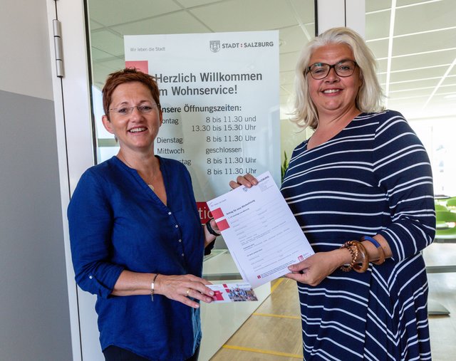 Leiterin des Wohnservices Dagmar Steiner mit Vizebürgermeisterin Anja Hagenauer vor dem Eingang zum Wohnservice.  | Foto: Stadt Salzburg / J. Knoll