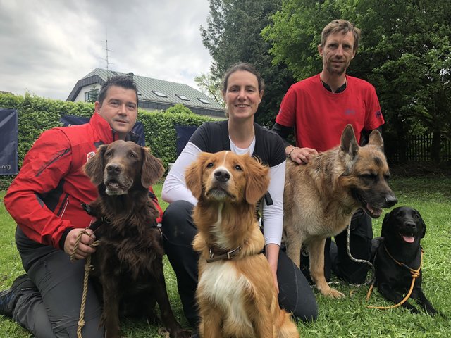 Caroline Scheiter mit ihrem Hund Pepper (beide Mitte), zusammen mit dem Team der Lawinen- und Vermisstensuchhundestaffel Salzburg. 