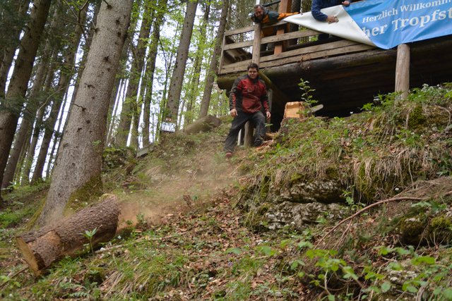 Das Transparent wird angebracht: Die Naturfreunde heißen die Besucher in der Ötscher-Tropfsteinhöhle herzliche willkommen.