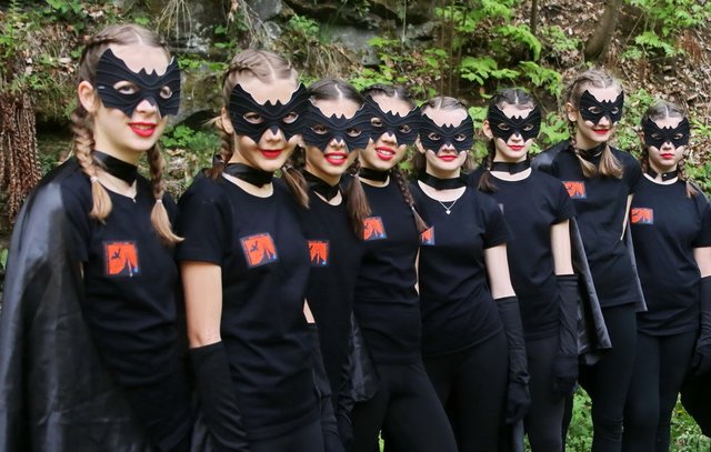Bat-Girls: Schülerinnen der NMS Straden traten im Steinbruch Jörgen mit einer Tanz-Performance auf.
