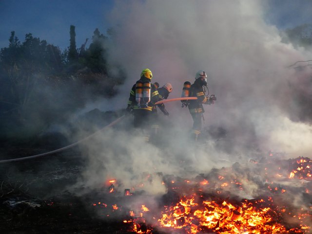 Außer Kontrolle geriet ein Brauchtumsfeuer, die Flammen griffen auch auf einen nahe gelegenen Komposthaufen über. | Foto: FF Waldneukirchen