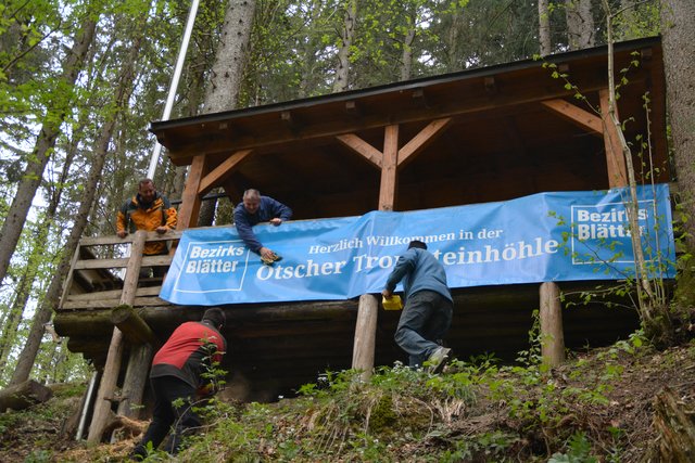 Das Transparent wird angebracht: Die Naturfreunde heißen die Besucher in der Ötscher-Tropfsteinhöhle herzliche willkommen.