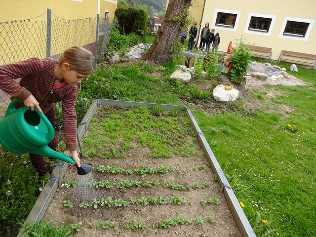 Die Volksschule hat sogar einen eigenen Garten