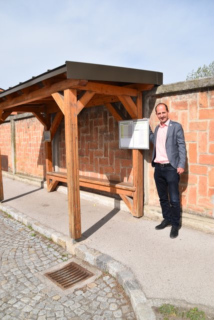 Ortschef Thomas Jechne vor dem Busplan.