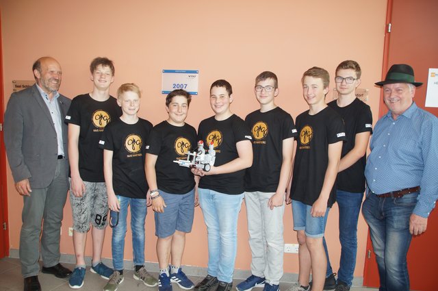 Die Sieger der NMS Wartberg an der Krems mit Direktor Josef Prillinger (li.)