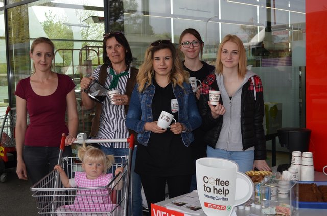 Schenkten vor dem Spar in St. Paul im Lavanttal gegen Spenden Kaffee aus: Julia Rieser, Jana Hanke, Annina Maria Brandstätter (rechts im Bild) mit den Kunden Stefanie Götsch und Isabella Pirker und der stellvertretenden Marktleiterin Johanna Plösch | Foto: Caritas Kärnten