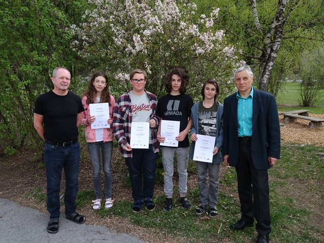 Landeswettbewerb: Direktor Roman Neuruer (re.) und Lehrer Klaus Oberkolfer (li.) mit erfolgreichen SchülerInnen. | Foto: Daniel Thöni