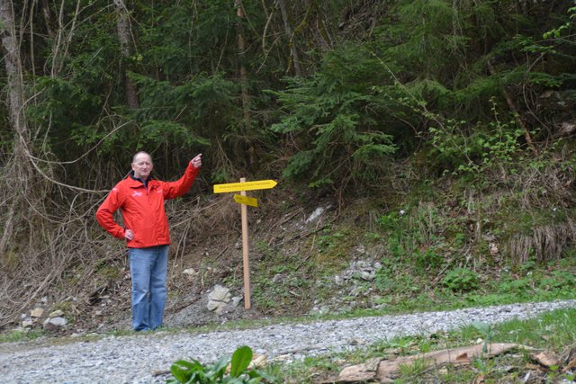 "Hier geht's lang": Nach dem Start bei der Schindlhütte geht's über die asphaltierte Kerschbaumstraße bis zur Abzweigung Forststraße Kaltenberg und weiter zur Ötscher-Tropfsteinhöhle.