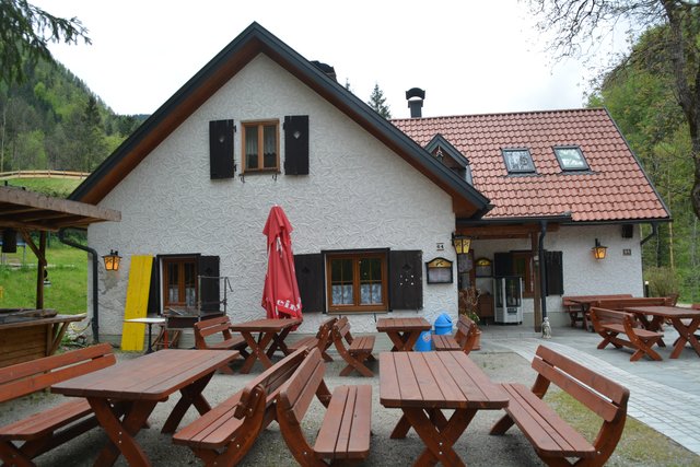 Bei der Schindlhütte erfolgt der Startpunkt zur Ötscher-Tropfsteinhöhle, die man zurzeit nur über eine Umleitung erreichen kann.