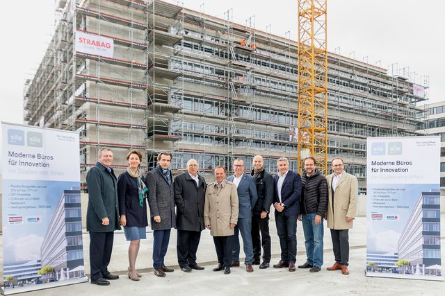 (vlnr): Christian Kerth – STRABAG Real Estate; Maria Spalt – Erste Group Immorent; Erwin Größ - STRABAG Real Estate; Herbert Vanzo – STRABAG; Gerald Bischof - Bezirksvorsteher Liesing; Johannes Mayr - STRABAG Real Estate; Wolfgang Hausner - Erste Group Immorent; Christian Matzner - STRABAG; Martin Eisenschien – MES Real Estate Services GmbH; Karl Brückner- Erste Group Immorent
