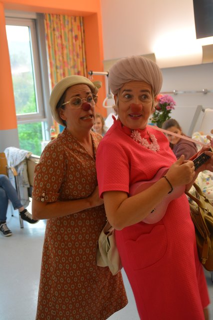 Hinter den Clown-Personagen Herta und Waltraud stecken Tanja Rainalter und Christina Matuella (re), beide sind seit rund 24 Jahren in Tirol als "Rote Nasen" Clowns unterwegs.