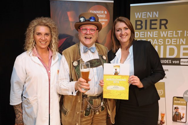 Prämiert: Conrad Seidl mit Regina Roßwalder (l.) und Natalie Schwarzl von Murauer Bier. | Foto: Medianet Verlag/APA-Fotoservice/Hartl