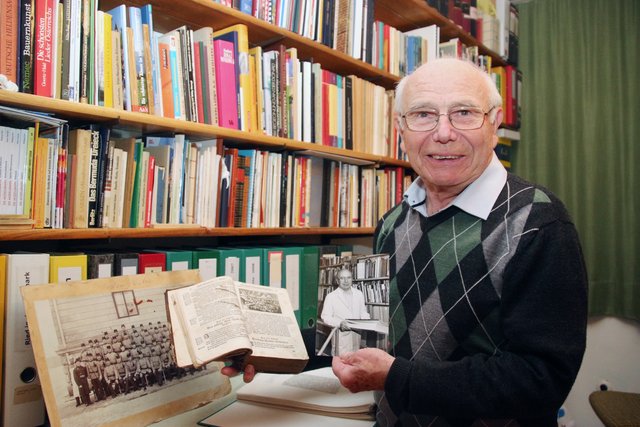Hobbyhistoriker "in action": Franz Walzer in seinem häuslichen Archiv, am Schwarzweißbild als Bibilothekar im OÖ Landesmuseum.