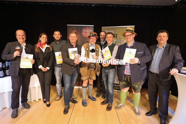 Mit den besten Bierwirte aus dem Bier Guide 2019 in Oberösterreich: Karl Schiffner (Biergasthaus Schiffner, 5 Krügerl), Ursula Scheuringer (Casino Linz), Christoph Rudelstorfer (Foxis Schlosstaverne, 5 Krügerl), Martin Gallistl (Pöstlingberg Schlössl, 5 Krügerl), Bierpapst Conrad Seidl, Wolfgang Pötzl (Schwechaterhof, 5 Krügerl), Mario Scheckenberger (Bierschmiede, 5 Krügerl), Karl Zuser jun. (Biergasthof Riedberg, 5 Krügerl) und Michael Stein (Medianet; v. l.). | Foto: Medianet Verlag/APA-Fotoservice/Hartl