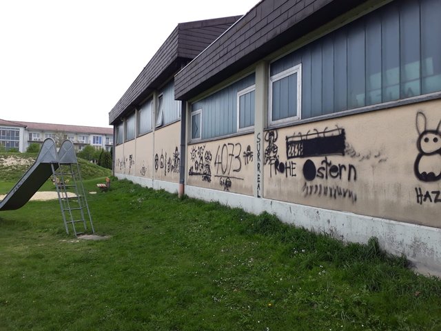 <f>3.000 bis 4.000 Euro Sachschaden:</f> Die Schmierereien an der alten Wilia-Garage werden noch entfernt.