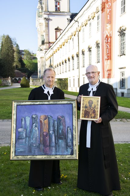 Stiftspfarrer Werner Grad (mit Bild von Alfred Strigl) und Propst Johannes Holzinger (mit Ikone von Kardinal Christoph Schönborn) freuen sich bereits auf ein volles Haus beim Flohmarkt.  | Foto: Stift St. Florian