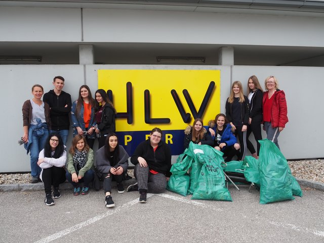 Schüler und Schülerinnen der 2AFW, Karin Gutenbrunner und Monika Dickinger-Neuwirth nach der erfolgreichen Flurreinigung | Foto: FW Perg