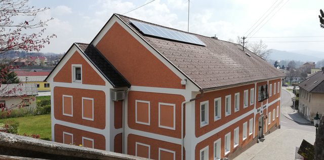 Zahlreiche Gebäude sind mit Photovoltaik-Anlagen ausgestattet, zum Beispiel das Marktgemeindeamt Wartberg | Foto: Marktgem. Wartberg