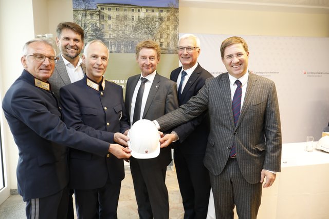 Bund, Land, Stadt und Polizeiführung: Erwin Fuchs mit Wirtschaftsstadtrat Peter Lehner (ÖVP), Peter Goldgruber, Sicherheitsstadtrat Gerhard Kroiß (FPÖ), Feuerwehrlandesrat Elmar Podgorschek (FPÖ) und Bürgermeister Andreas Rabl (FPÖ).  | Foto: LPD OÖ