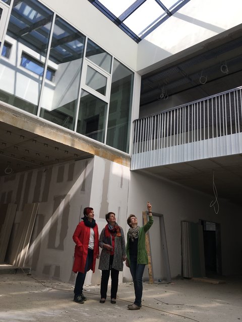 Besonders beeindruckt zeigten sich Bürgermeisterin Anna Steindl, Vizebürgermeisterin Andrea Stöger-Wastell und Gemeinderätin Karin Winkler von der hellen und ansprechenden neuen Aula. Diese wird durch eine Lichtkuppel mit Tageslicht versorgt. | Foto: Stadtgemeinde Wolkersdorf