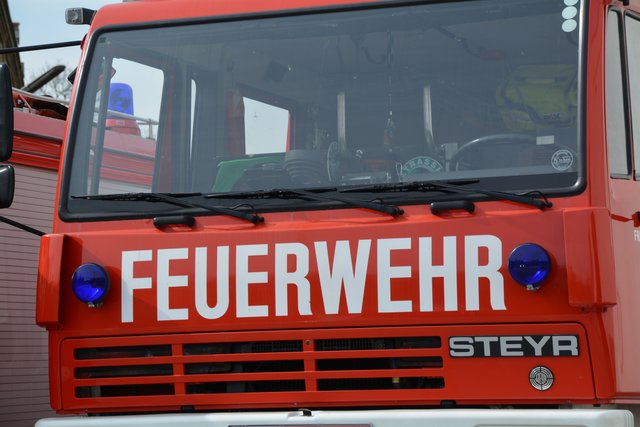 Drei Feuerwehren mit 13 Fahrzeugen kämpften gegen den Brand in Deutsch Jahrndorf.  | Foto: Foto: Titz