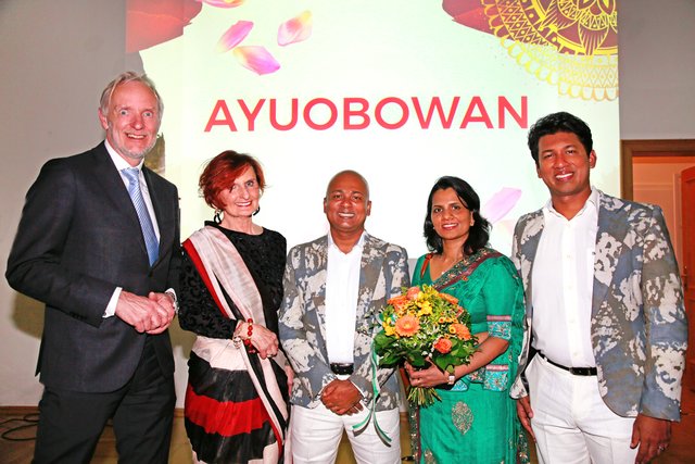 Eine Feier für den guten Zweck: Günter Riegler, Edith Hornig und Irosha Cooray umgeben von Rohan und Ishan De Lanerolle (v.l.) | Foto: Manfred Lach