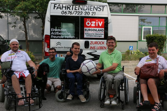 Der Anfang der Wild Wheels im Jahr 2016: Michael Streit (ganz links), Jakob Schriefl (2.v.l.), ÖZIV Burgenland Präsident Hans-Jürgen Groß (3.v.l.) und Matthäus Szalay