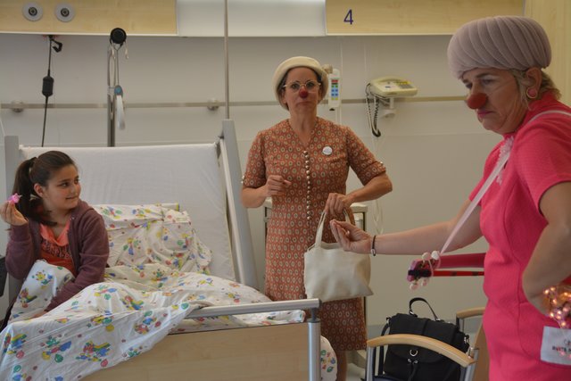 Nach dem Vermessen gab's für die beiden jungen Patientinnen ein magisches Einhorn  – freilich in rosa.