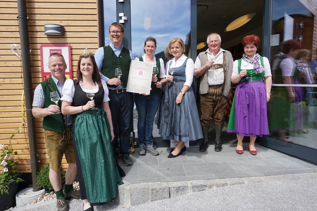 Auszeichnung für den Obstbaubetrieb Leitner vlg. Niglbauer:  Josef Nuster, Daniela Haas, Martin und Hermi Leitner, Margareta Reichsthaler, Karl Leitner sen., und Bgm. der Gemeinde Puch Gerlinde Schneider (v.l.).  | Foto: Leitner