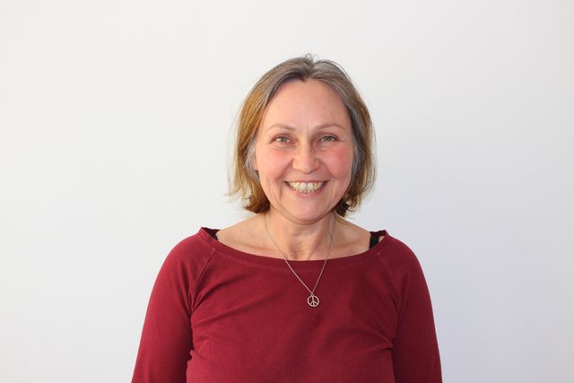 Christine Wally-Biebl bietet pflegenden Angehörigen persönliche Unterstützung.  | Foto: Caritas